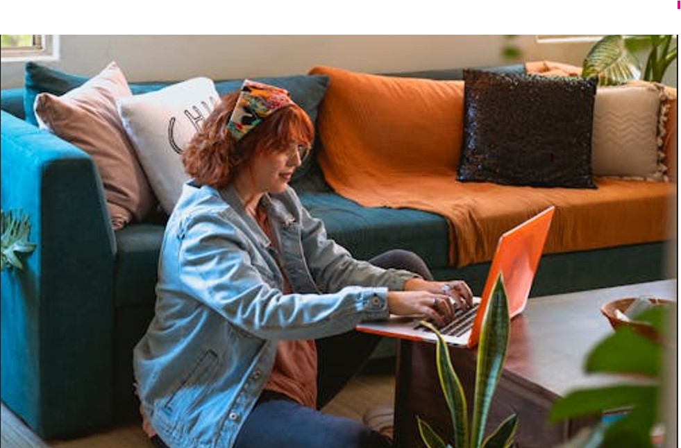 lady-at-desk-crafting-excellent-headlines-horizontal